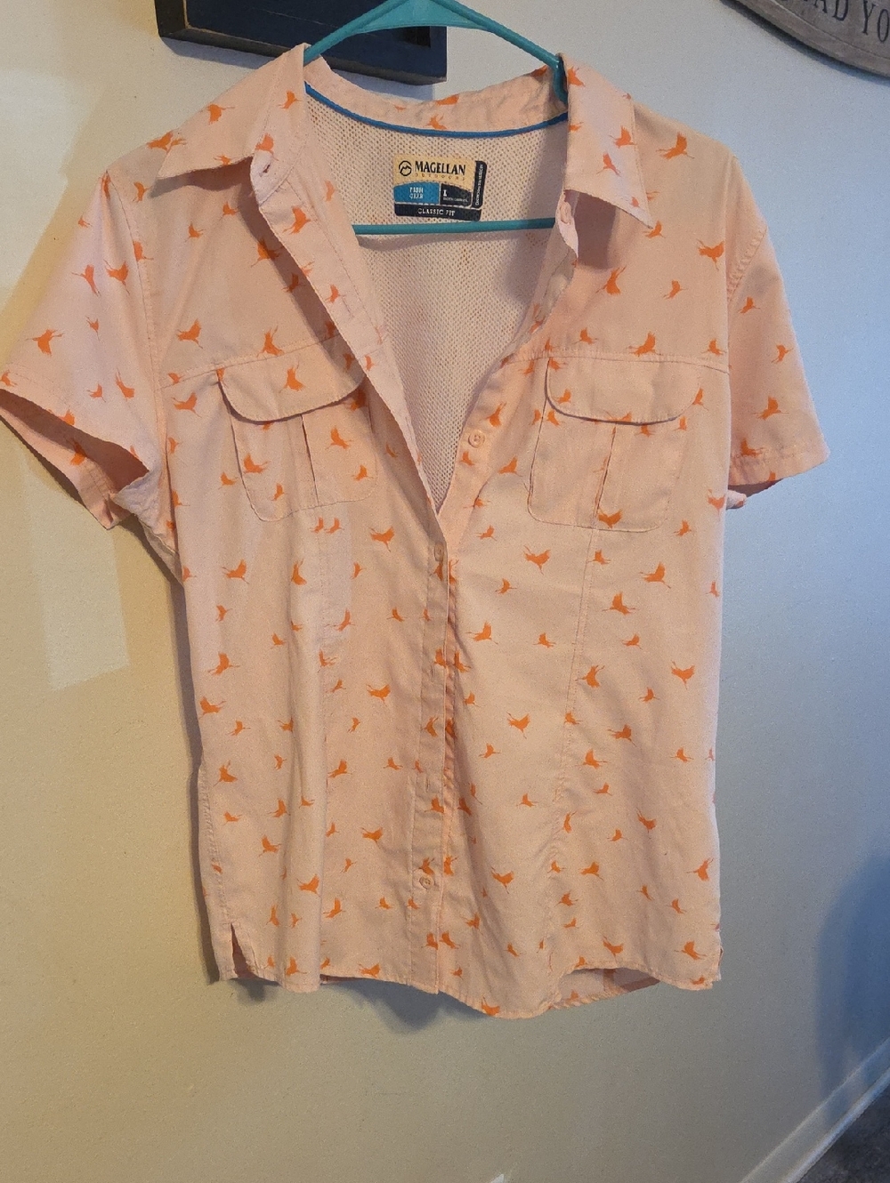 Magellan Outdoors Pink Short Sleeve Button Front Shirt with Orange Bird Print